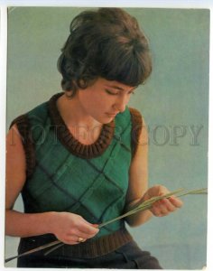 488658 Advertising FASHION 1977 Knitting pattern Girl TOP Poster Old postcard