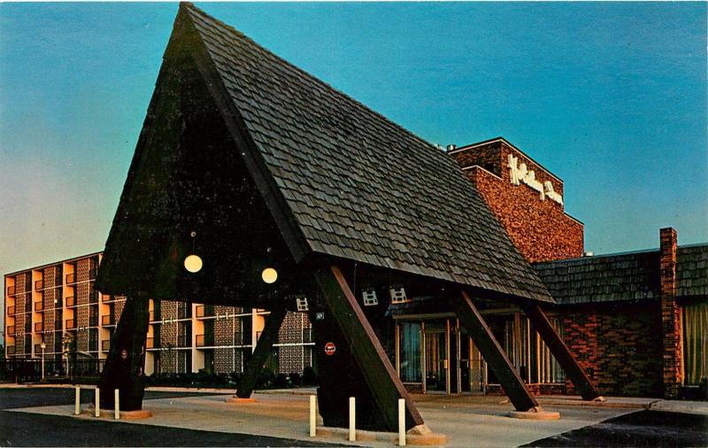 HOLIDAY INN FARMINGTON DETROIT MICHIGAN POSTCARD 1970s  