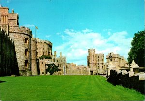 Windsor UK Berkshire Castle Towards Henry VII Gateway Postcard unused (25918)