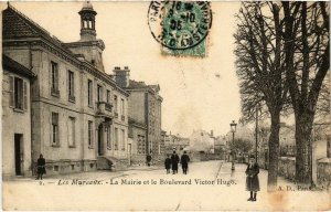 CPA Les MUREAUX - La Mairie et le Boulevard Victor Hugo (102796)