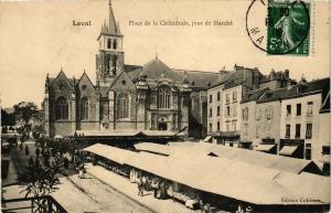 CPA Laval-Place de la Cathédrale jour de Marché (186634)