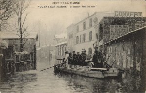 CPA Inondations 1910 NOGENT-SUR-MARNE Le passeur dans les rues (996385)