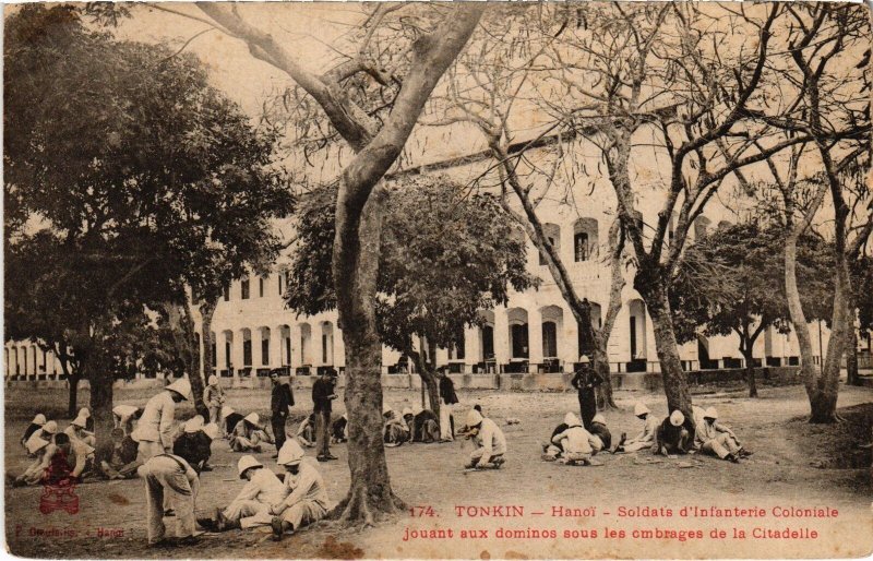 PC HANOI SOLDATS D'INFANTERIE COLONIALE JOUANT AUX DOMINOS VIETNAM (a36759)