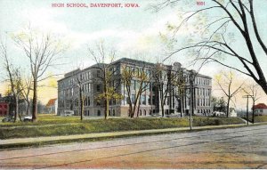 DAVENPORT, Iowa IA     HIGH SCHOOL   Scott County   ca1910's Postcard