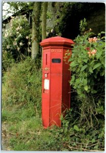 Postcard - Britain's Oldest Pillar Box In Use Today! - Holwell, England