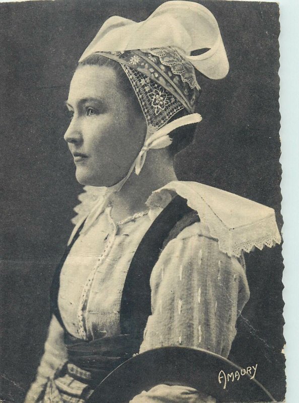 Postcard Ethnic folklore costume La Bretagne Jeune fille de Gouezec Finistere
