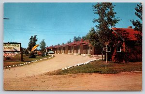 Roadside~Northland Motor Court International Falls Minnesota~Vintage Postcard