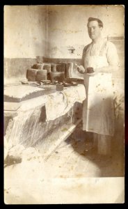 dc1640 - REAL PHOTO POSTCARD 1910s Baker at Work