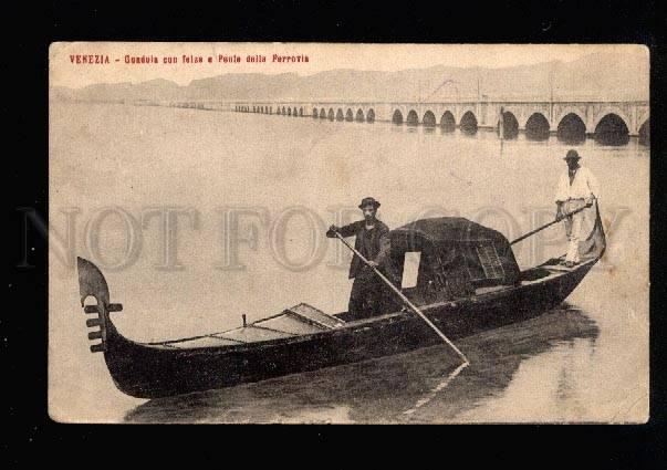 038497 ITALY Venezia Gondola con felze Ponte della Perrovia 