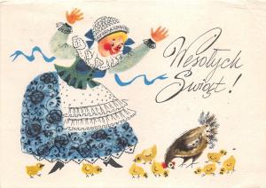 BG20752 woman with chick and chicken poland easter Wielkanoc