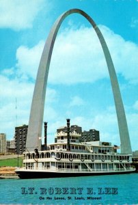 Missouri St Louis Gateway Arch and Robert E Lee Riverboat Restaurant