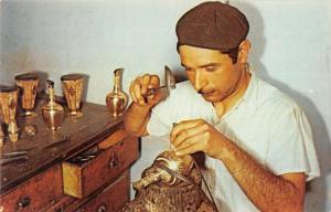 Isfahan Iran view of man working with brass vintage pc Z18592