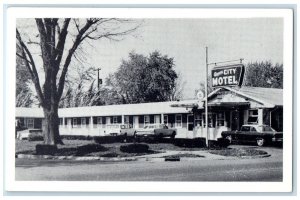 Centralia Illinois IL Postcard Queen City Motel Exterior Building c1940 Vintage