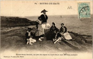 CPA BOURG-de-BATZ - Entre deux danses un peu de repos au bord de la (587790)