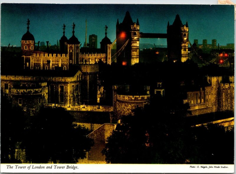 CONTINENTAL SIZE POSTCARD THE TOWER OF LONDON AND TOWER BRIDGE AT NIGHT