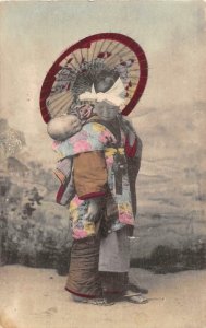 JAPAN JAPANESE WOMAN WITH BABY UMBRELLA HAND COLORED POSTCARD