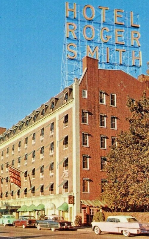 Postcard  Roger Smith Hotel in Stamford, CT.           S1