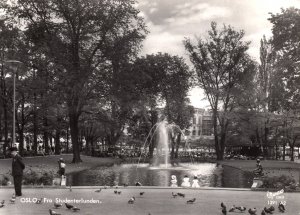 CONTINENTAL SIZE POSTCARD THE STUDENT GROVES AND FOUNTAIN AREA OSLO NORWAY 1950s