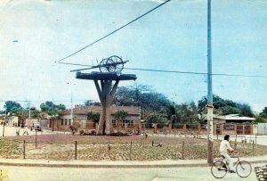 VINTAGE CONTINENTAL SIZE POSTCARD TYPICAL STREET SCENE SANTA CRUZ BOLIVIA 1970s