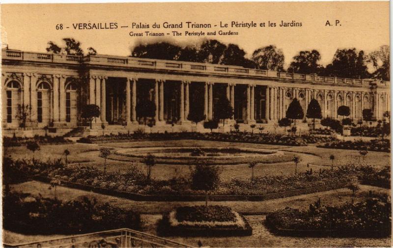 CPA VERSAILLES - Palais du Grand TRIANON - Le Peristyle et les Jardins (453265)