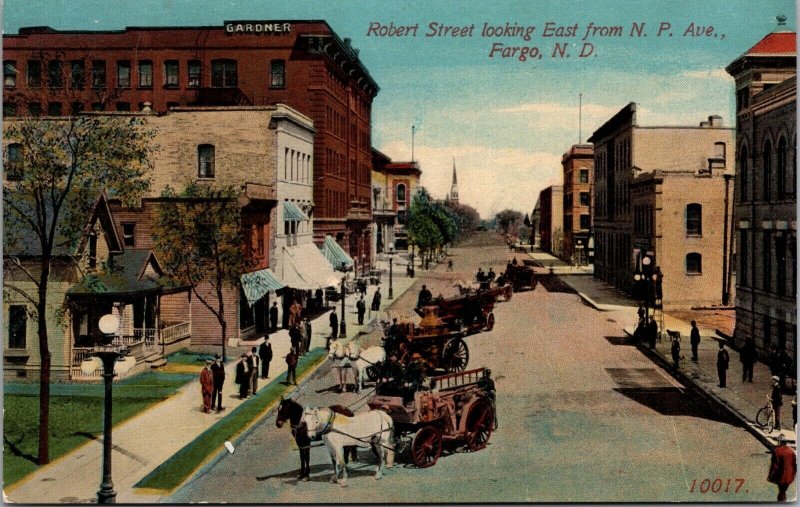 Postcard Robert Street Looking East from N.P. Avenue Fargo, North Dakota~139930