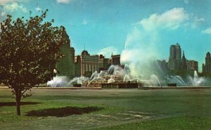 Vintage Postcard Buckingham Memorial Fountain Grant Park Chicago Illinois ILL