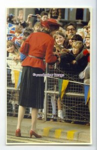 r2512 - Princess Diana, Walkabout on the Royal Tour of Wales, Oct.81 - postcard