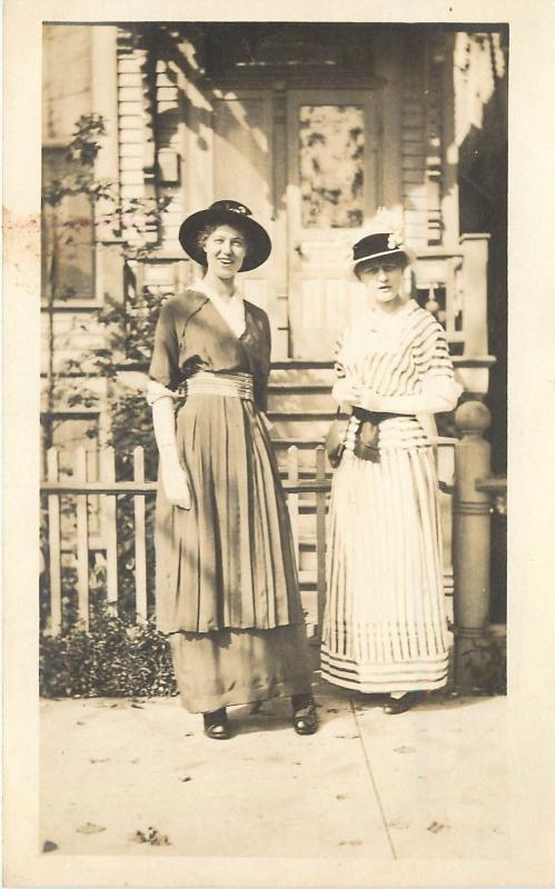 1914 RPPC Postcard Fashion Women in Great Summer Day Dresses & Hats at Gate 