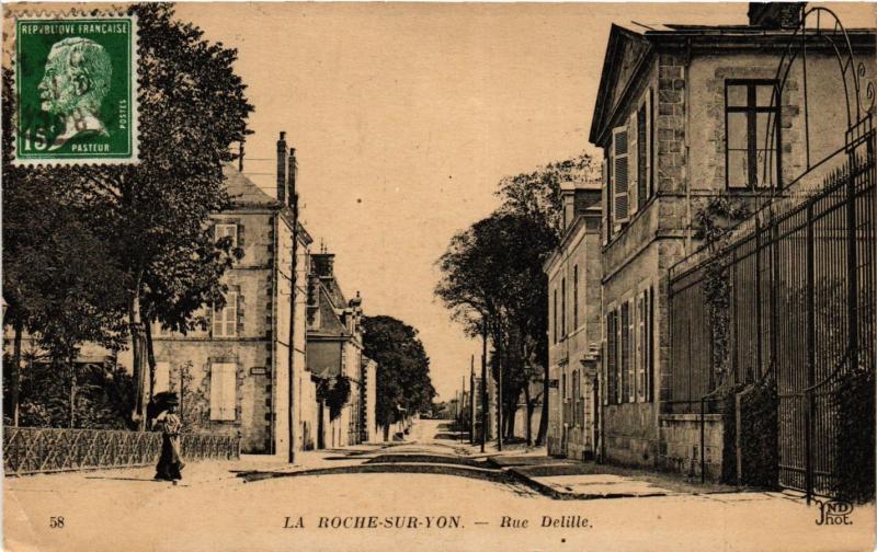 CPA LA ROCHE-sur-YON - Rue Detille (297924)