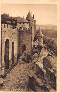 BF8223 la cite les machicoulis et la porte d carcassonne france      France