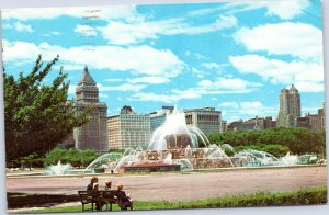 postcard Chicago, Illinois - Buckingham Fountain against Chicago Skyline