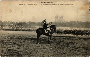 CPA Militaire Toul - Revue du 14 Juillet á Toul - Les Troupes (90470)