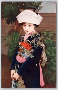 1920's JAPAN GEISHA GIRL KIMONO & WHITE HAT ANTIQUE POSTCARD JAPANESE CHARACTERS