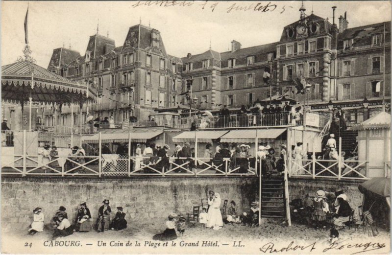 CPA CABOURG Un Coin de la Plage et le Grand Hotel (1250187)