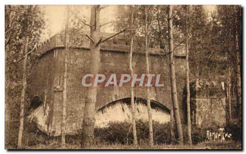 Old Postcard L & # 39Ile D & # 39oleron Anclen deposit of Missiles Saumonards...