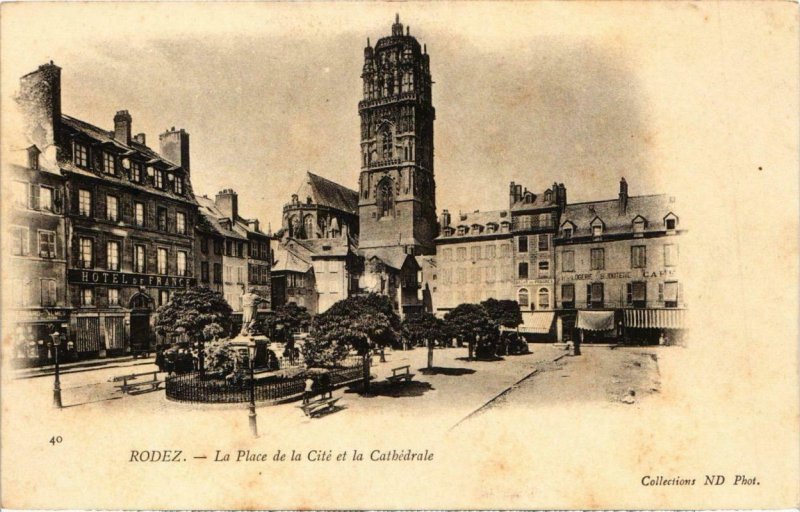 CPA RODEZ - La Place de la Cite et la Cathédrale (109485)