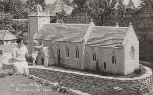 BOURTON -ON-THE-WATER, THE MODEL VILLAGE, Gloucestershire - Vintage POSTCARD