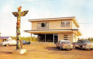 Totem Pole Restaurant, Ironwood, Michigan Roadside Cars c1950s Vintage Postcard