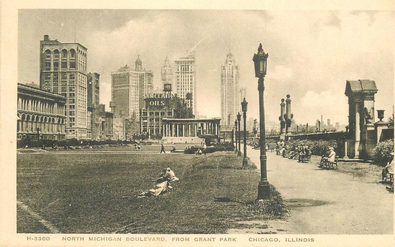 Postcard Illinois Chicago North Michigan Blvd Grant Park Harvey 23-7334