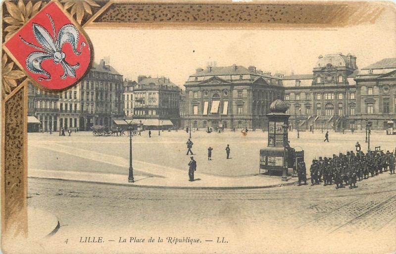 CPA France Lille crest - La Place de la Republique military men marching 1900s