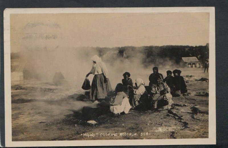 New Zealand Postcard - Maoris Cooking Rotorua     RS16765 