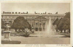 Middlesex Postcard - Hampton Court Palace - Fountain In East Garden - TZ12313