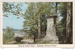 Frankfort , Kentucky , 50-60s ; Daniel Boone's Grave & Monument