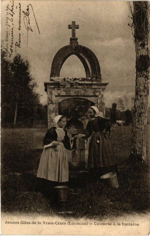 CPA Jeunes filles de la Vraie-Croix - Causerie a la fontaine (458280)