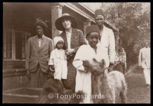 Karen Blixen med sine hjaelpere foran farmen, til venstre Farah Aden, 1930