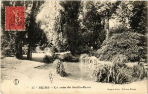 CPA REIMS Un coin du Jardin-École (490640)