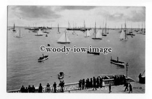 h1430 - Isle of Wight - Cowes - Watching Regatta Racing, from Parade - Postcard