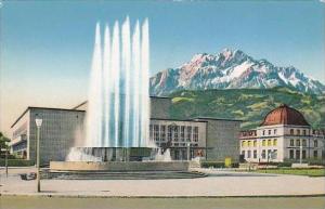 Switzerland Luzern Kunst und Kongresshaus mit Wagenbachbrunnen und Pilatus