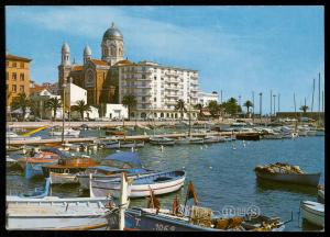 Saint-Raphael - Un Coin du Port et la Cathedrale