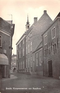 Koopmansstraat met Raadhuis Brielle Holland Postal Used Unknown 